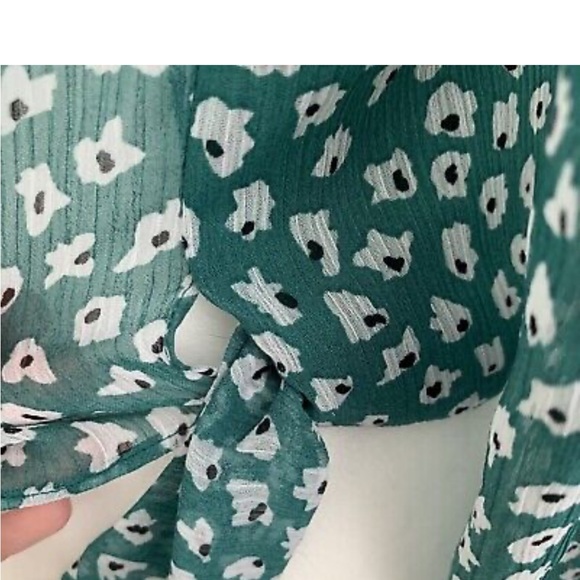 BAR III XL floral green print wrap blouse - Picture 5 of 6